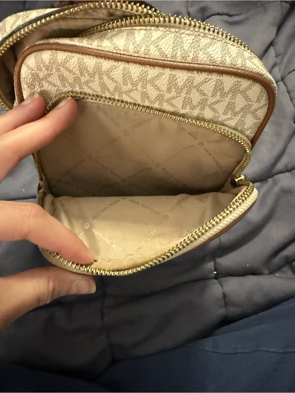 Michael Kors Jet Set Travel Medium Logo Crossbody Bag in vanilla - Picture 2 of 5